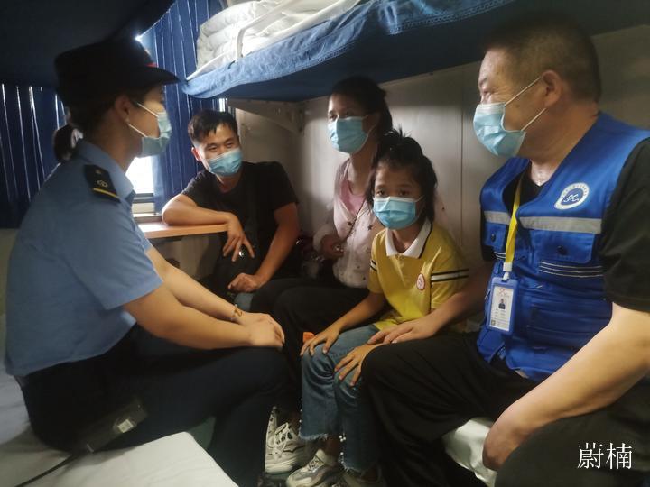 安徽阜阳：龙凤四胞胎健康成长路